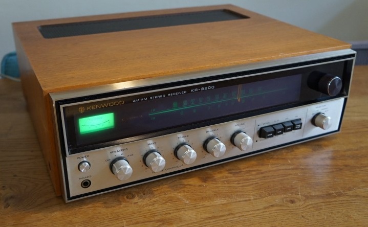 Vintage Kenwood stereoversterker met houten behuizing uit de jaren 70.